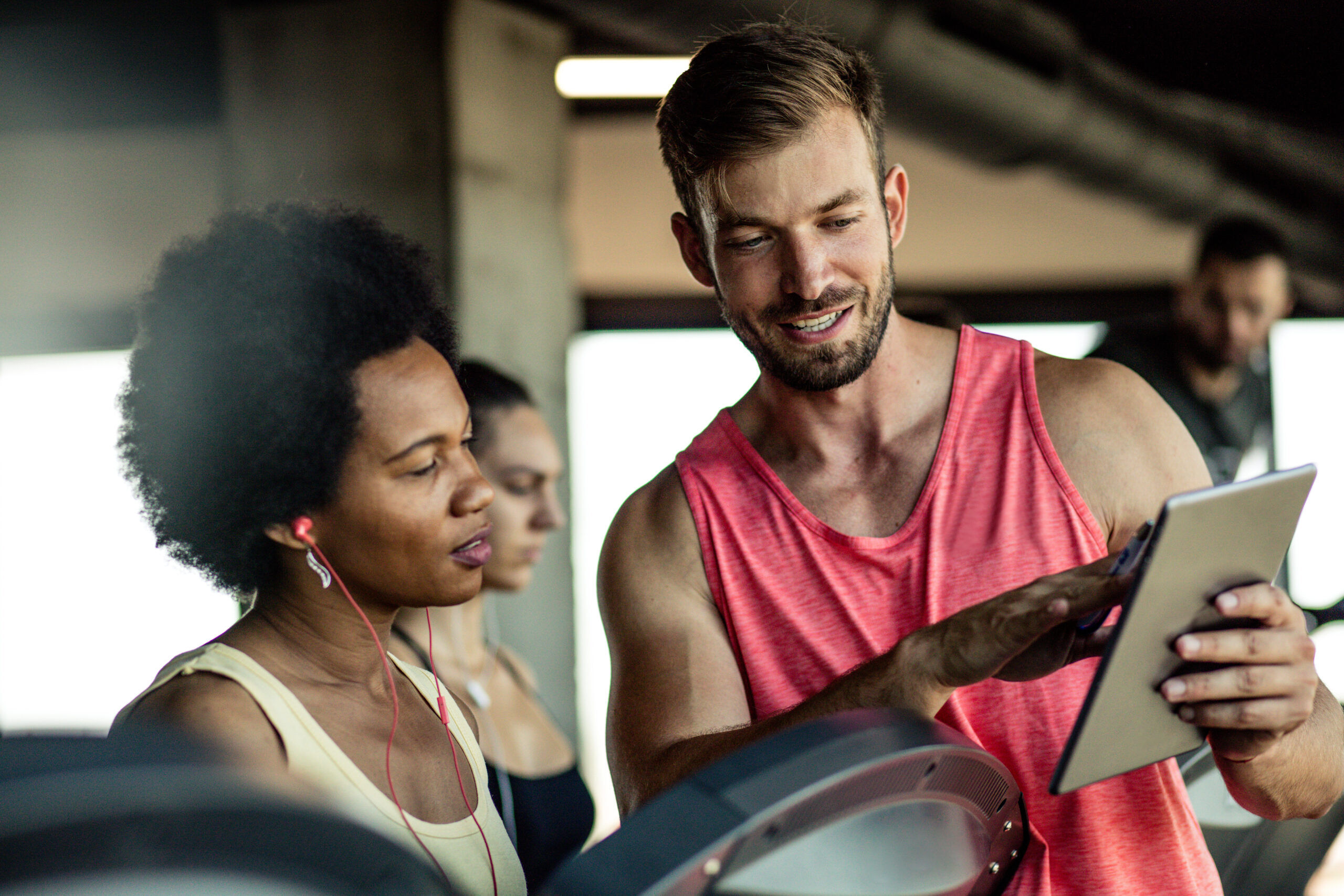 Coach helping client with VO2 Max and biological age scores.